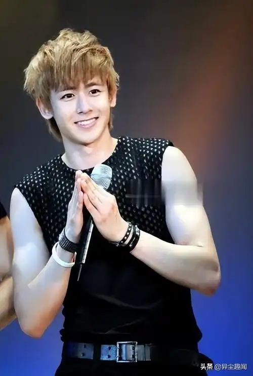 2pm尼坤当年小奶狗肌肉外表人气超高,33岁近况却变黝黑胡渣大叔