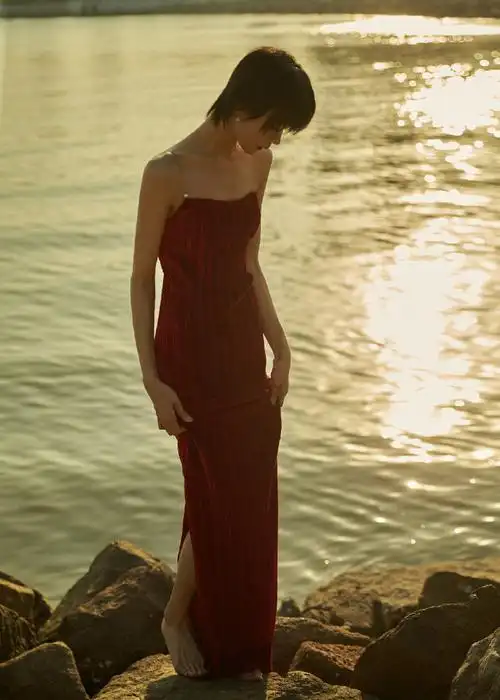 张婉清红丝绒吊带裙