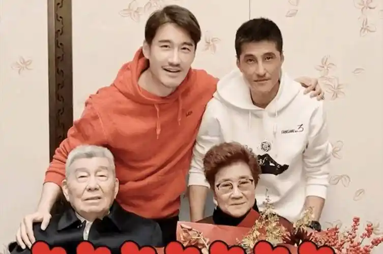 兄弟俩唱生日歌,妈妈眼中满是骄傲_胡兵和_胡东_人生