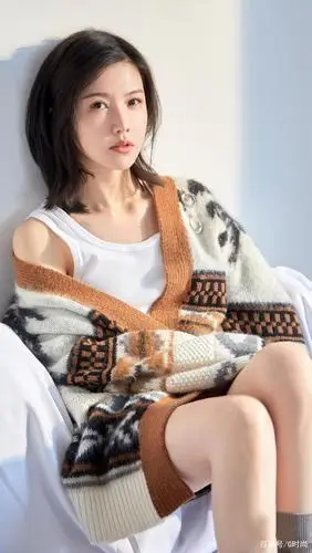 身材高挑的小可爱呢,可以试试吉吉·哈迪德一样的搭配,白t打底配上格