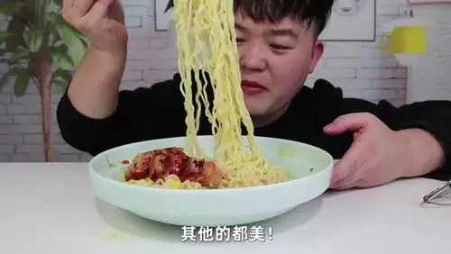 试吃小岳岳代言的老母鸡泡面,配上煎蛋和烤肠,快乐的夜宵