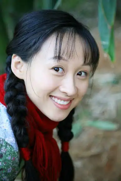 正在广东揭阳热拍中,青年演员练束梅在片中挑梁女主角"七妹"一角