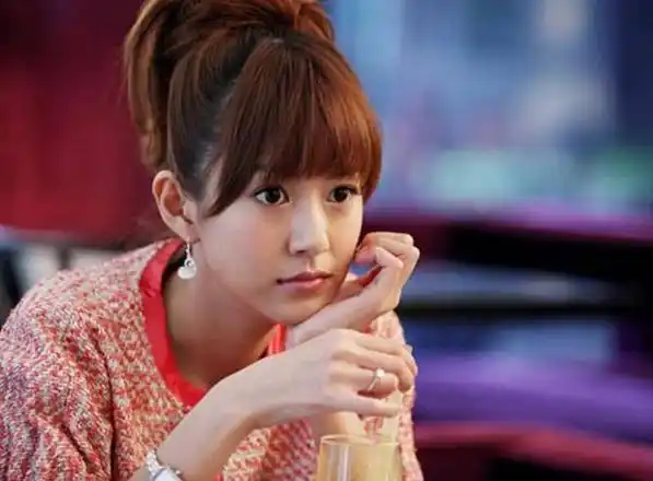 2002年,张子萱以平面模特身份出道,之后九年她主要担任《瑞丽》杂志