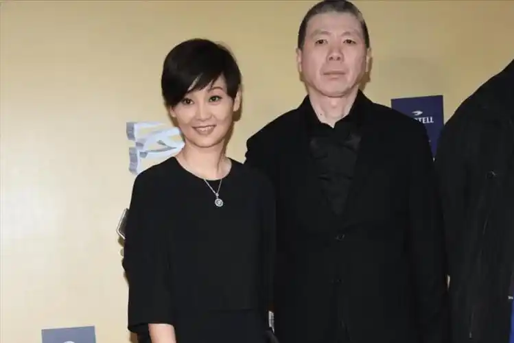 妻子徐帆收养的女儿朵朵,竟是冯小刚"私生女"?