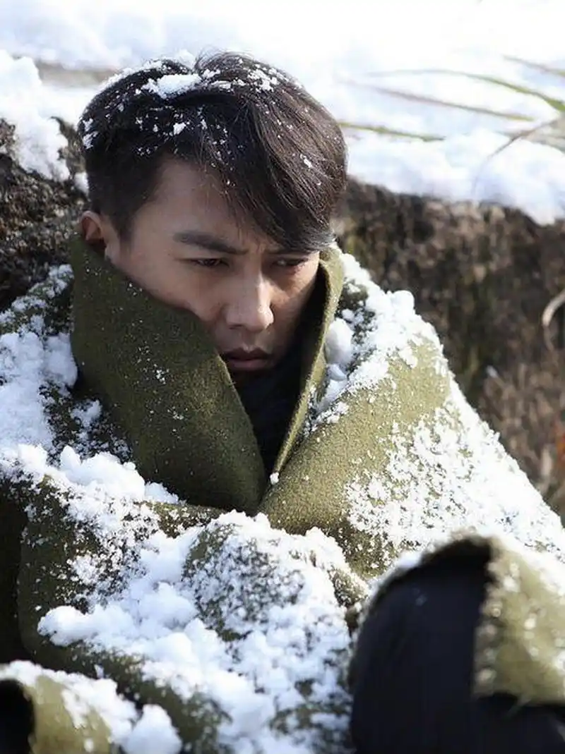 靳东早期发型好潮,第一次看他是个抗日神剧  靳东早期的发型也太潮了