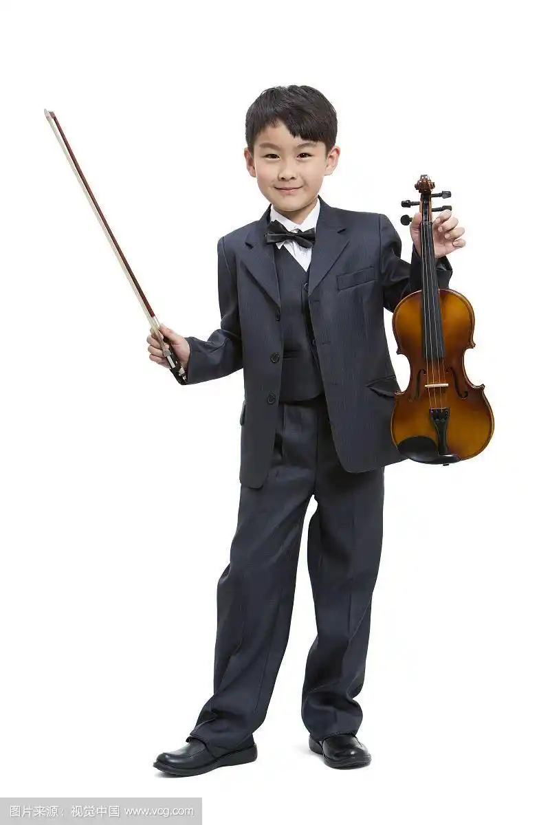 小男孩站立手拿小提琴