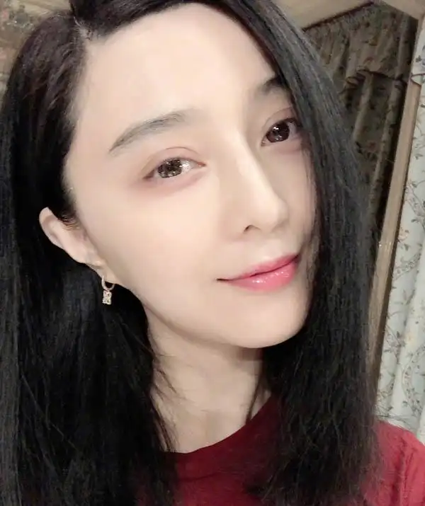 范冰冰除夕夜晒自拍素颜照 浓眉大眼精神足