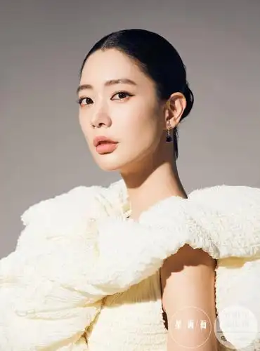 克拉拉杂志大片诠释高级感 干净利落侧颜绝美