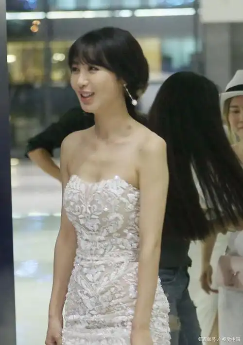 近日,黄晓明的前女友李菲儿在现身机场时,以一种极度特别的穿搭方式