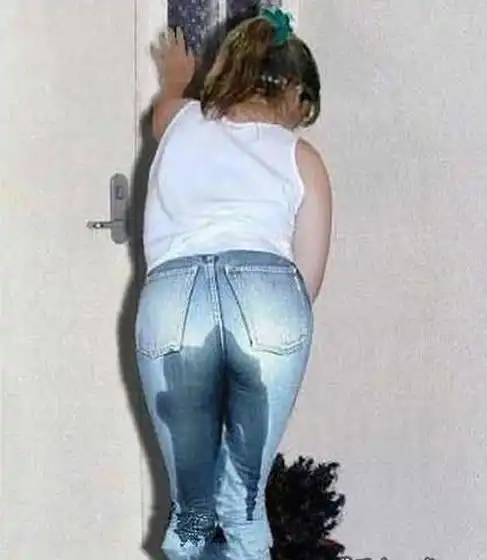 女工身上有异味尿裤子被嘲笑发现用尿不湿后同事黯然落泪