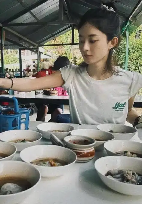 赵丽颖的最新行程公布,笑容很甜美,与冯绍峰的感情问题引发猜测