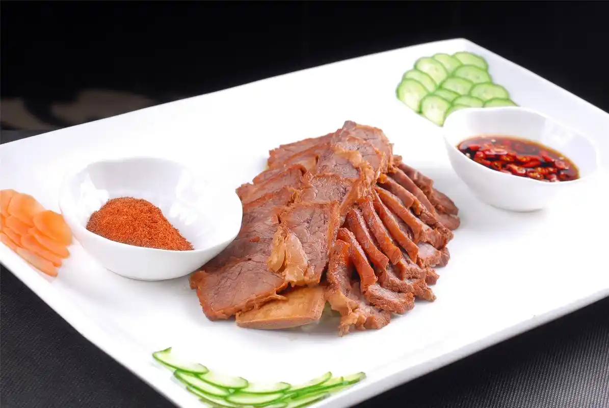 美食新花样:六道特色菜,分别摆盘,色香味俱全