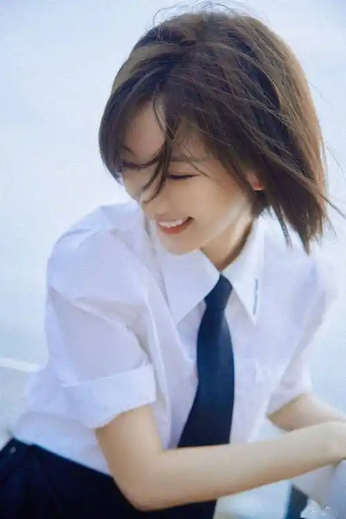 毛晓彤短发配学生制服套装清纯甜美超治愈