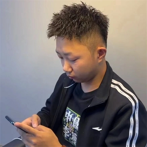 秋冬流行男生烫发 帅气渣男锡纸烫