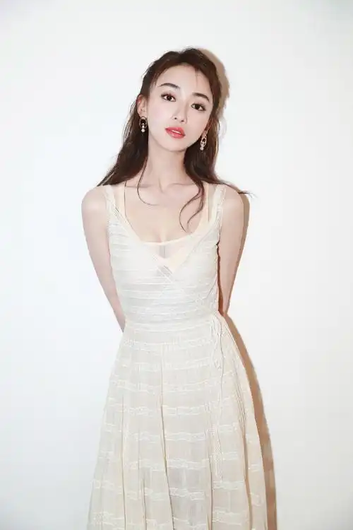 简介:吴谨言性感甜美活动写真图片,分享一组吴谨言图片给大家,图中的