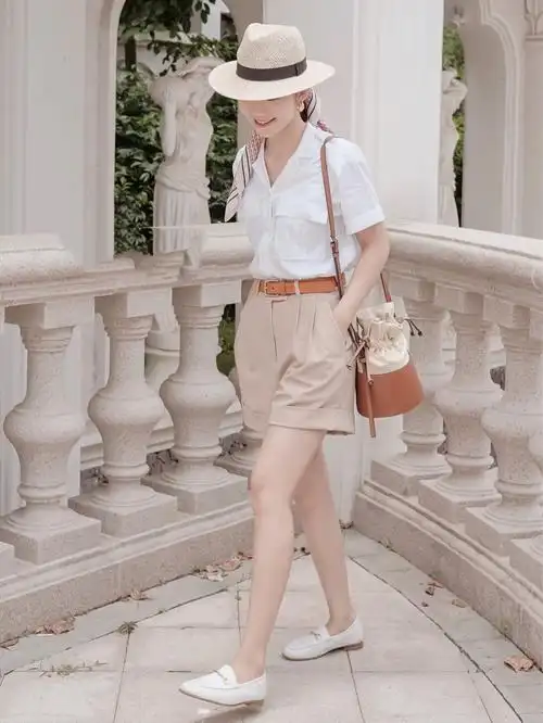 2021年穿衬衫,配短裤更好看,用极简的搭配方式,演绎时髦女人味