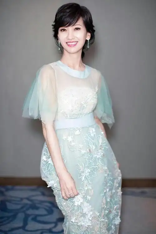 赵雅芝真是不老女神,穿红色连体短裤秀美腿,肌肤紧致像个小姑娘