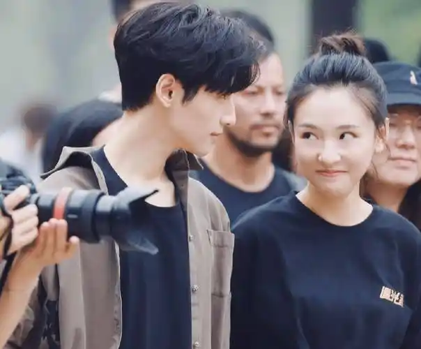 《追光者》路透流出,罗云熙吴倩牵手戏甜度爆表,这对cp有点好磕