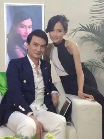 黄龄晒与大18岁男星李泉合影疑似默认恋情