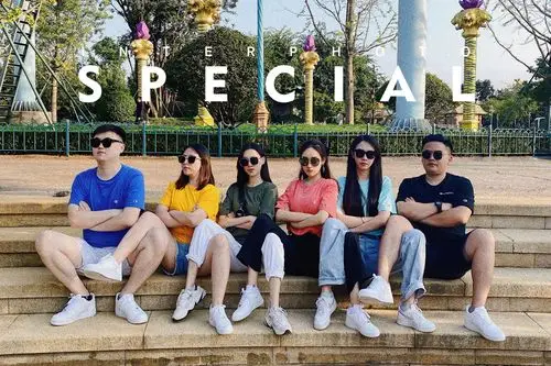 迷惑沙雕照 | 让人记忆深刻的六人拍照姿势_拍照_墨镜_拍照姿势不重样