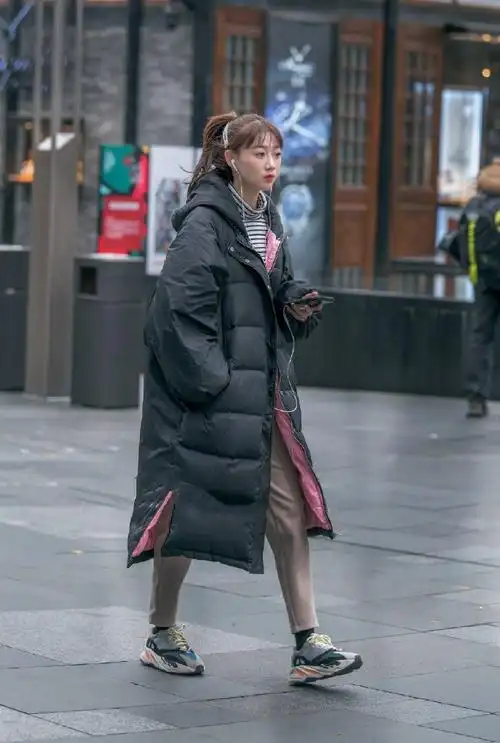 街拍:冬季又流行大衣 裤子,跨年这么穿,2019年想不美都难!