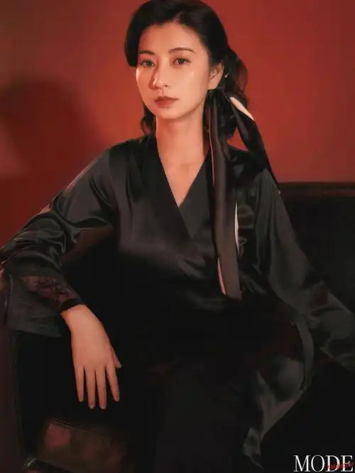 斓曦温婉诠释典雅风韵