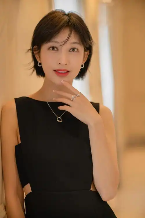 张俪气质亮相品牌活动自曝今年七夕会很难忘