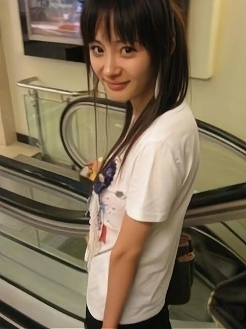 杨幂旧照,不知道为啥杨幂变化这么大?