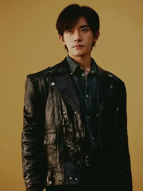 易烊千玺侧拍花絮分享!棒球服look好帅气!