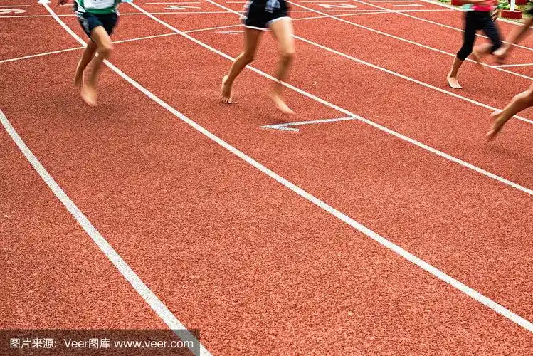 孩子们赤脚在格子跑道上奔跑