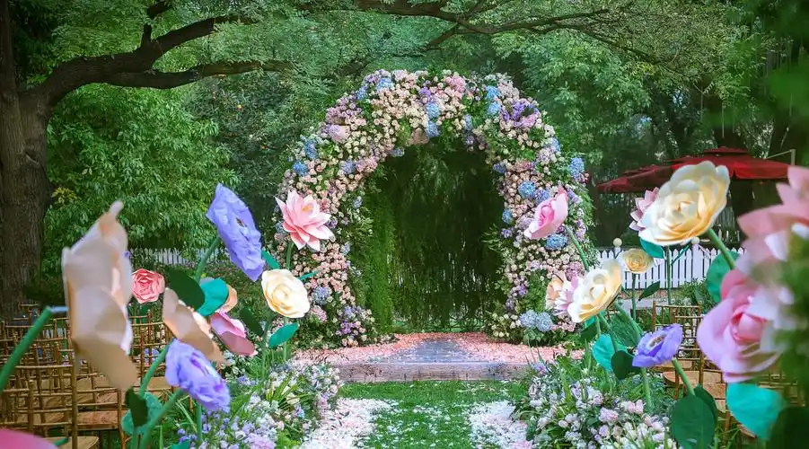 《爱丽丝梦游仙境》:在童话中行走