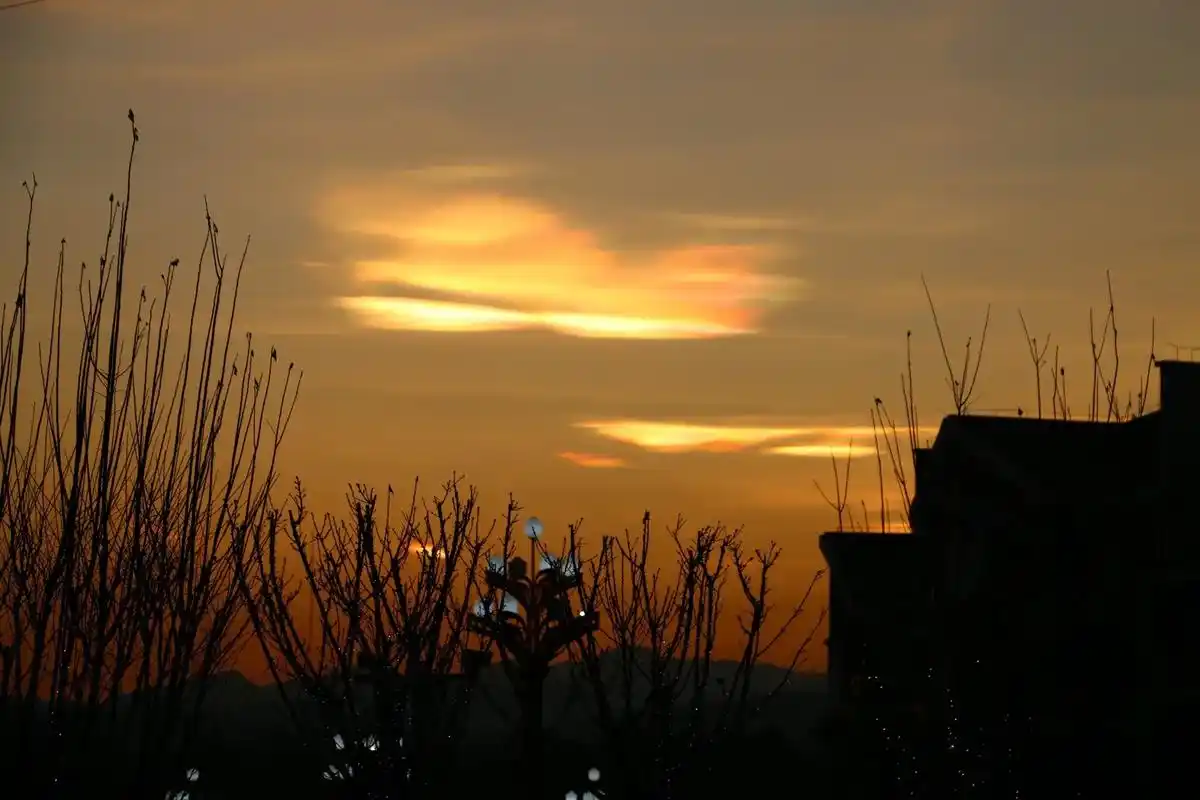 晚霞.傍晚7点过后,闲步走在山间的小路上,夕阳刚刚落下,绚丽 - 抖音