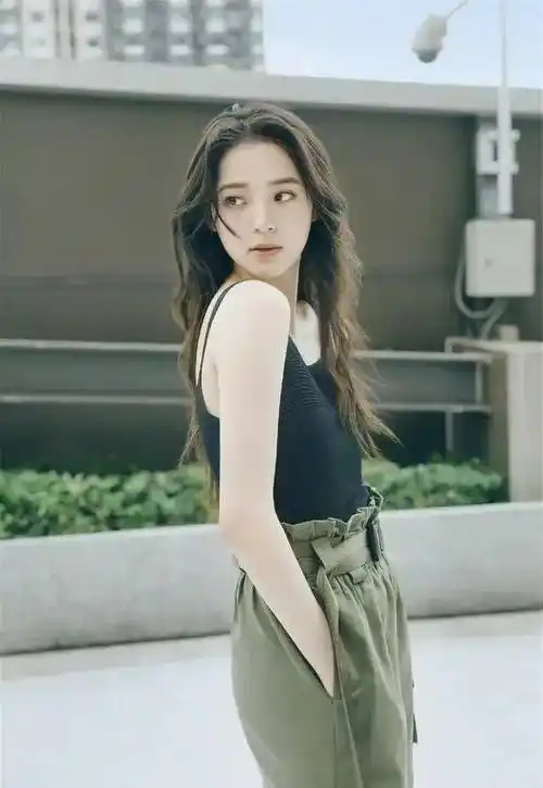 原创原创19岁欧阳娜娜靠穿搭入职阿里被爆年薪百万网友我酸了