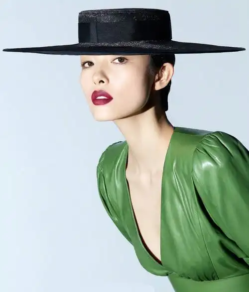 孙菲菲登陆《时尚芭莎》中国版五月刊封面_行业内参_资讯_模特中国