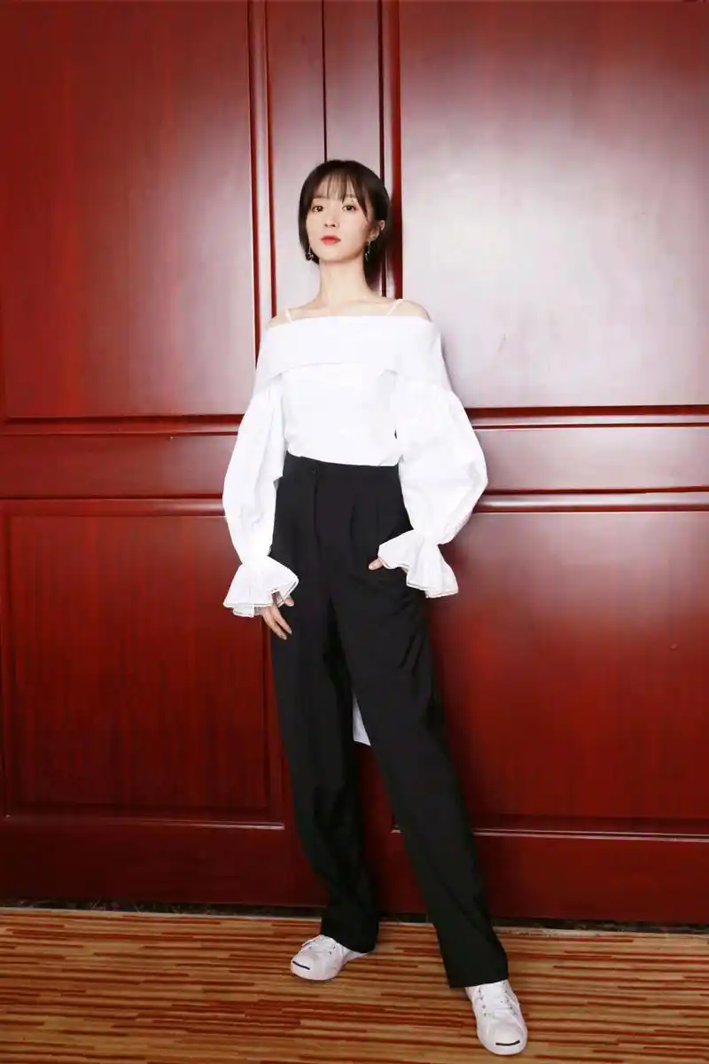 原创胡冰卿穿衣很有特点哪怕是很简约的白t也轻松穿出高级感