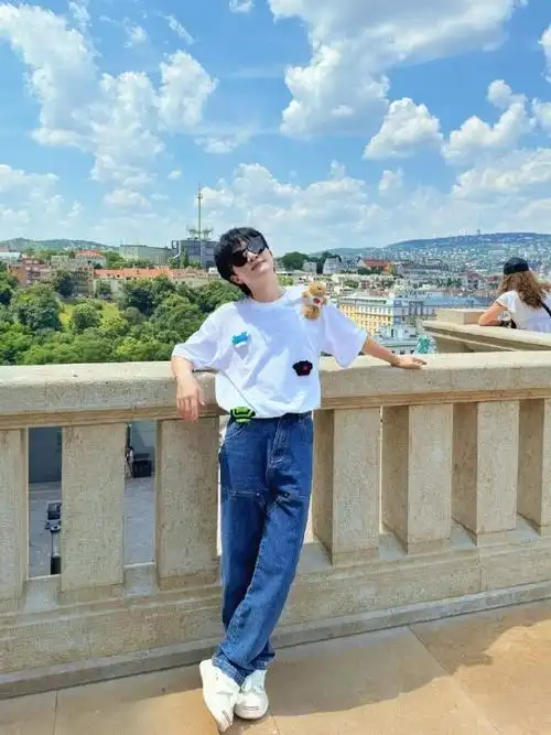 周深发来旅行明信片