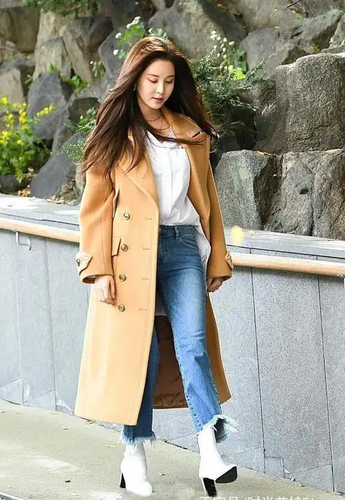 韩国女星出席首尔时装周终于不露脚踝风衣穿搭很是甜美