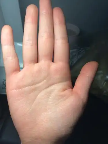 有没有懂手相的大神帮我看下,刚看下百度发现生命线好短呀,也没有找到