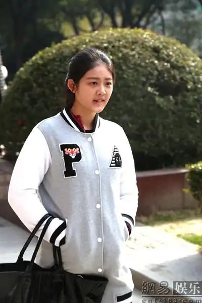 上戏艺考开考赵嘉敏现身 考生被呼"小周冬雨"