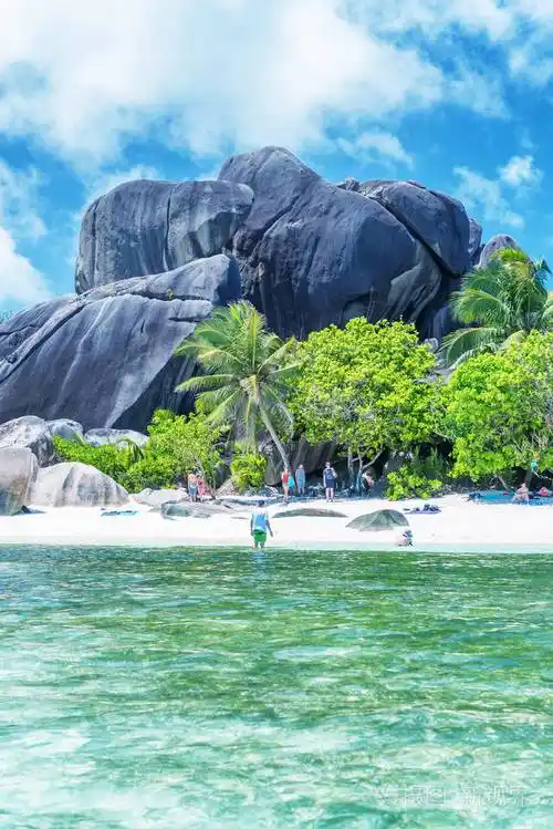 阳光明媚的一天热带岛屿海滩