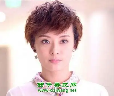 女生短发烟花烫发型图片迷人又娇俏的感觉