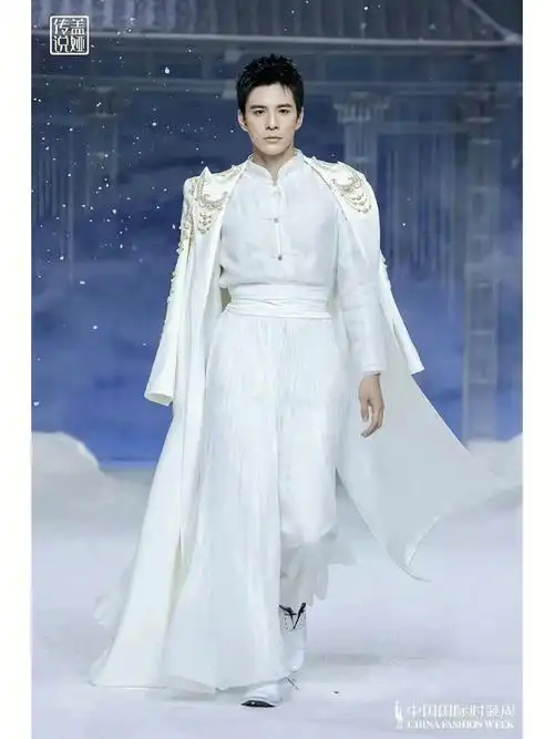 盖娅传说乾坤碧落大秀上的大黑龙