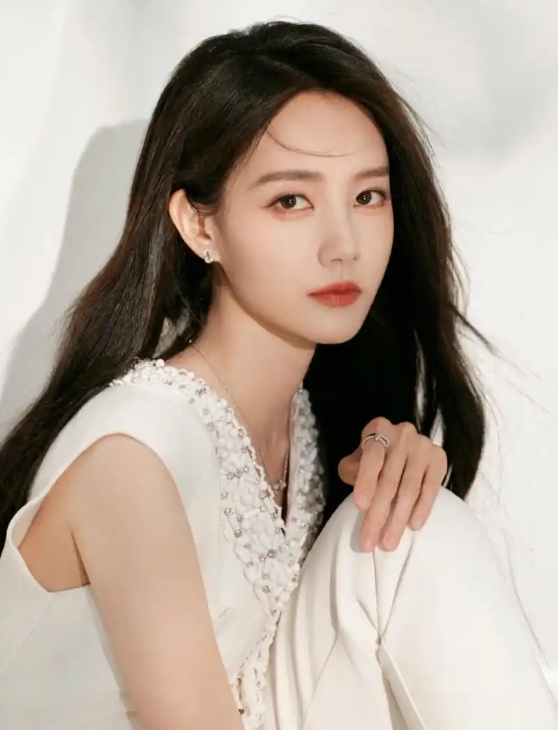 清纯唯美,楚楚动人的#李一桐# 容颜秀丽,冰肌玉肤,窈窕淑女,娉婷玉立