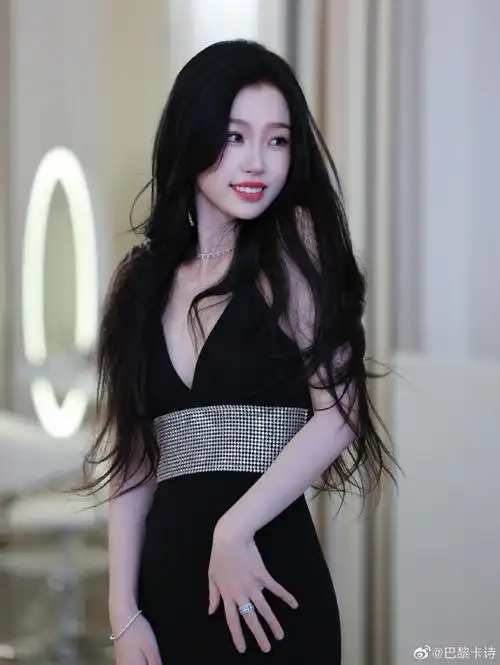 虞书欣黑色深v吊带裙##细胞焕新 自在发光##卡诗自在瓶##卡诗自在净