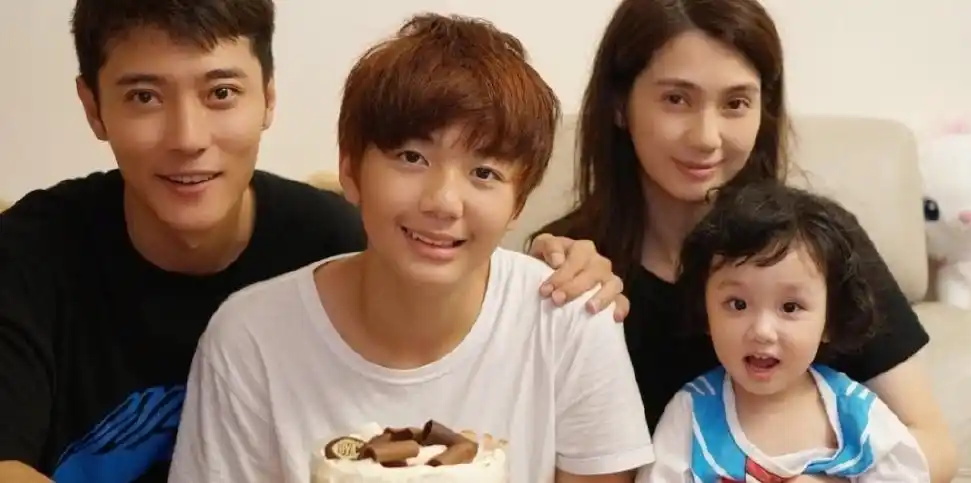 大美女洪欣基因真强大,儿子越来越像妈,看不到父亲的影子了