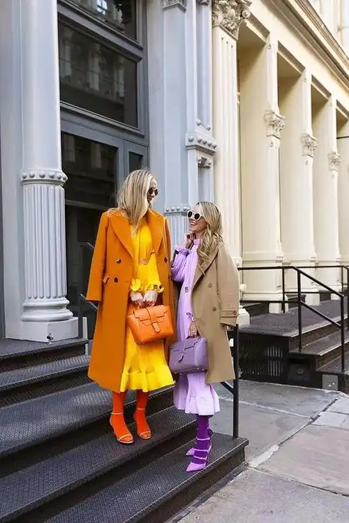 穿什么颜色的衣服显白黄黑皮肤秋冬最显白穿搭指南