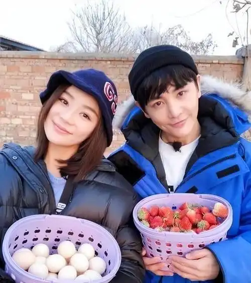 撕领口,开"暧昧"玩笑,这些"没分寸感"的女星比男明星