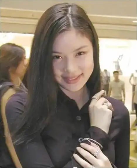 黎明离婚10年后娶了助理52岁才当爹前妻嫁伪富豪还债3千万