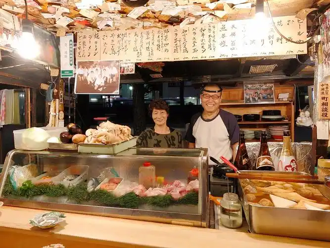 "屋台",意思为露天的饮食摊,即我们熟悉的路边摊,大排档.