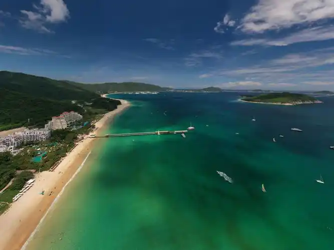 广州夫妻自驾三亚,亚龙湾水质出乎意料,这就是海南的免费海滩